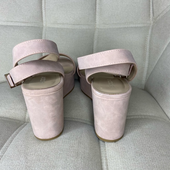 Tan color SODA brand sandals size 8 1/2 - Picture 4 of 4